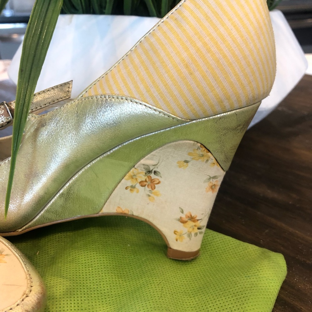 Kenzie Distressed gold and light yellow floral shoe size 6 1/2 - Picture 5 of 5